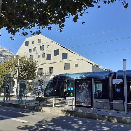 Une Chambre A L'Economat Bordeaux Luaran gambar