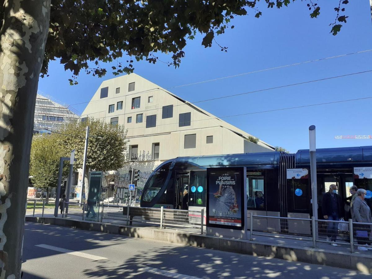 Une Chambre A L'Economat Bordeaux Luaran gambar